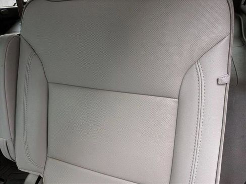 Used 2024 GMC Yukon SLT w/ SLT Luxury Package image 15