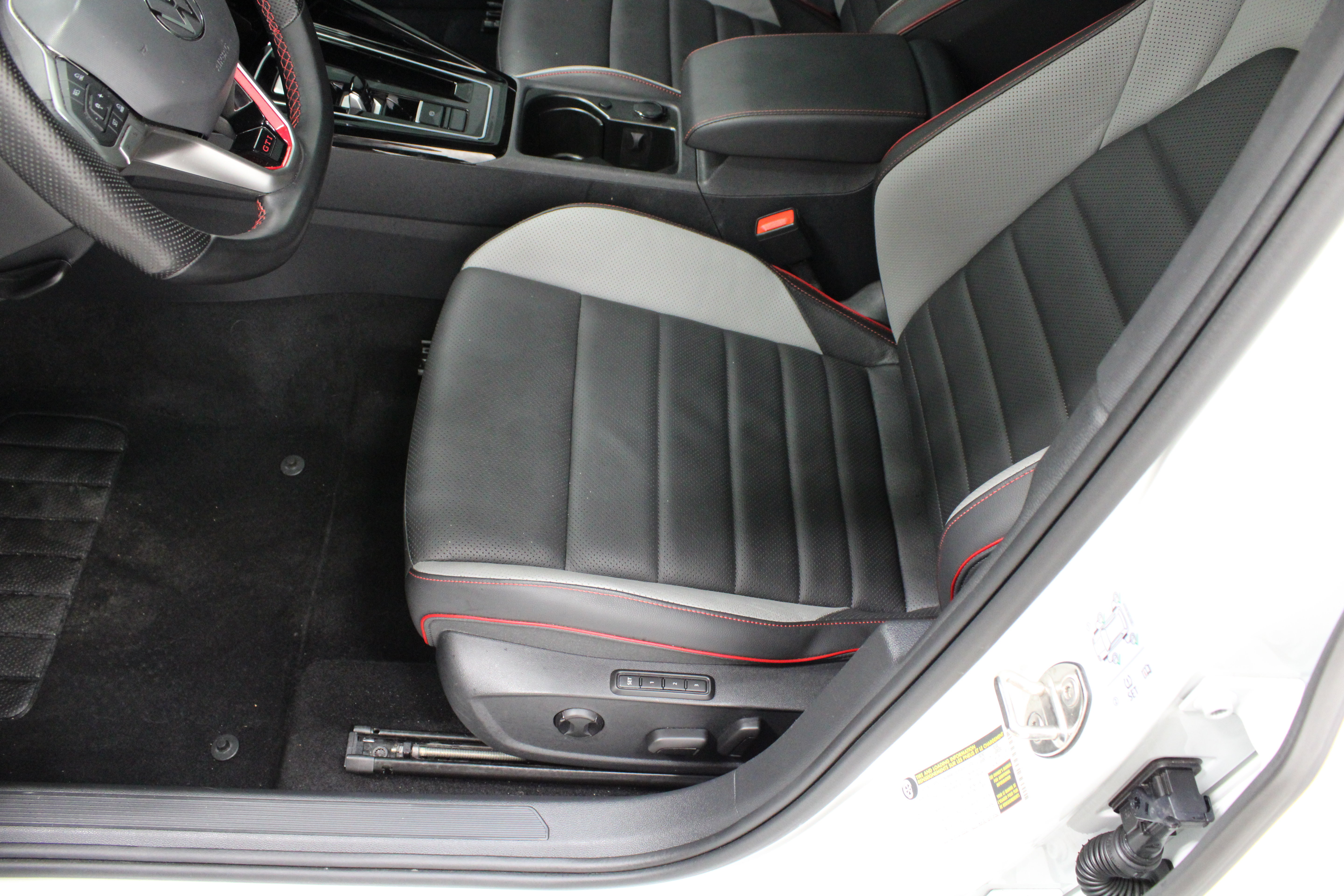 Used 2025 Volkswagen GTI SE FWD image 15