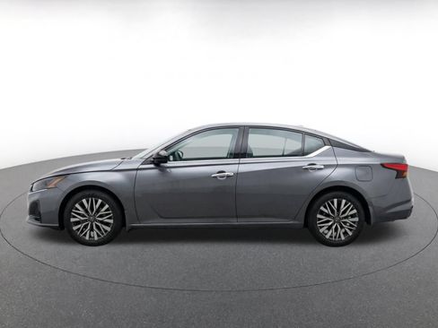 Used 2025 Nissan Altima 2.5 SV FWD image 4