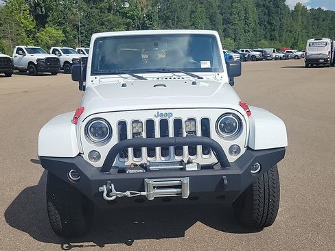 Used 2018 Jeep Wrangler Sahara w/ Connectivity Group AWD/4WD image 29