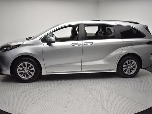 Used 2024 Toyota Sienna XLE FWD image 8
