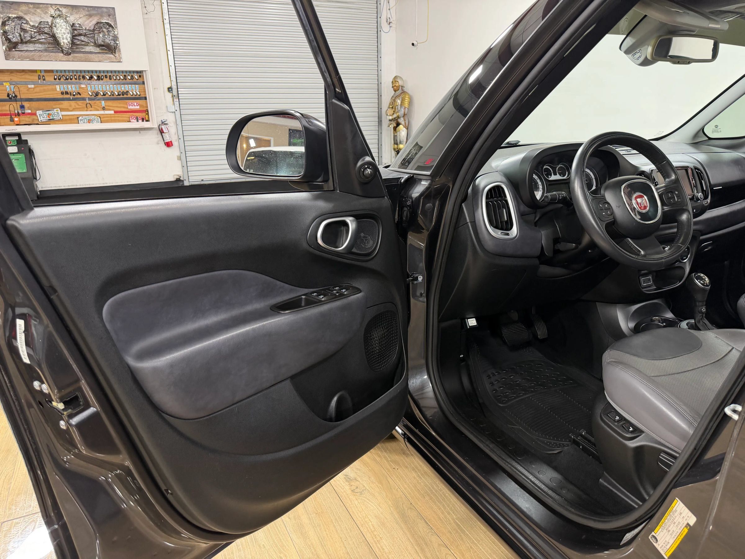 Used 2017 FIAT 500L Trekking w/ Dual-Pane Sunroof Package FWD image 12
