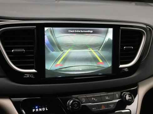 Used 2023 Chrysler Pacifica Touring-L image 16