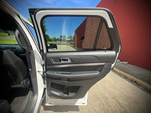 Used 2018 Ford Explorer XLT w/ Equipment Group 202A FWD image 28