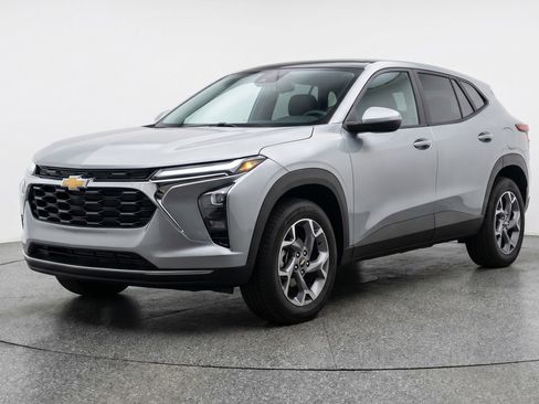 Used 2025 Chevrolet Trax LT image 3