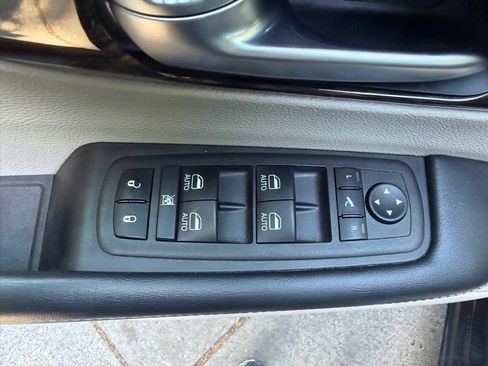 Used 2023 Chrysler Pacifica Limited FWD image 10