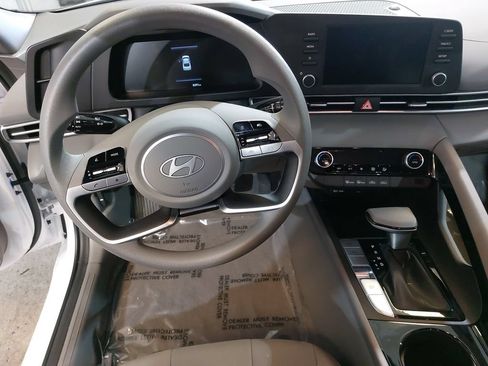 Used 2025 Hyundai Elantra Hybrid FWD image 17