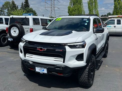 Used 2025 Chevrolet Colorado ZR2 w/ Midnight Edition AWD/4WD image 4