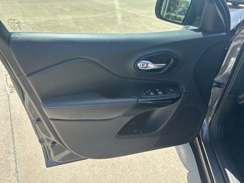 Used 2023 Jeep Cherokee Altitude Lux image 12