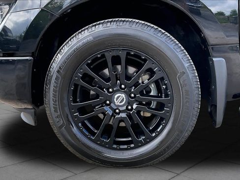 Used 2019 Nissan Titan SV w/ SV Convenience Package RWD image 11