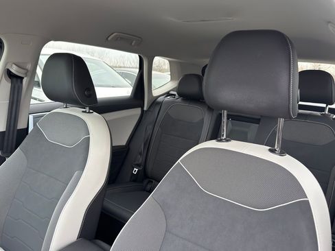 New 2025 Volkswagen Taos SE FWD image 10