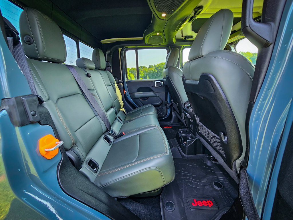 Used 2025 Jeep Gladiator Mojave AWD/4WD image 39