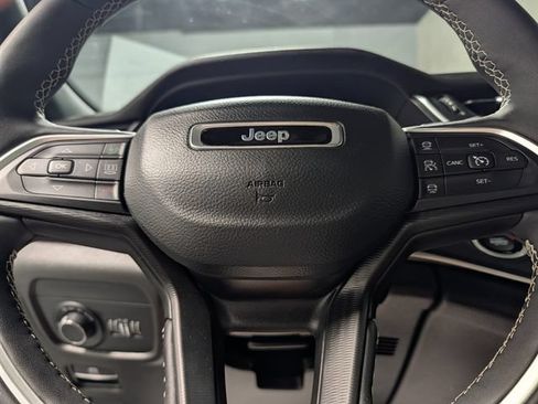 Used 2023 Jeep Grand Cherokee Altitude AWD/4WD image 20