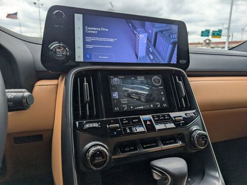 Used 2025 Lexus LX 600 4WD w/ Accessory Package (2T) image 9