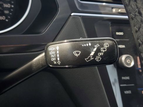 Used 2018 Volkswagen Tiguan SE AWD/4WD image 22