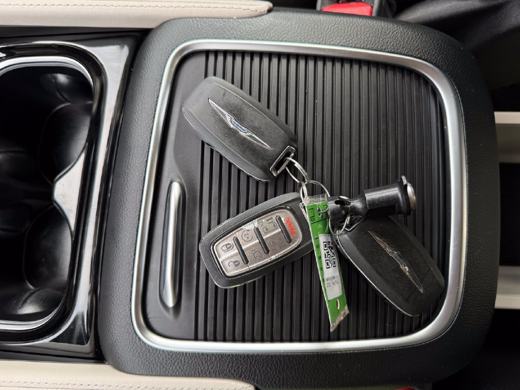 Used 2022 Chrysler Pacifica Limited w/ Uconnect Theater Family Group FWD image 33