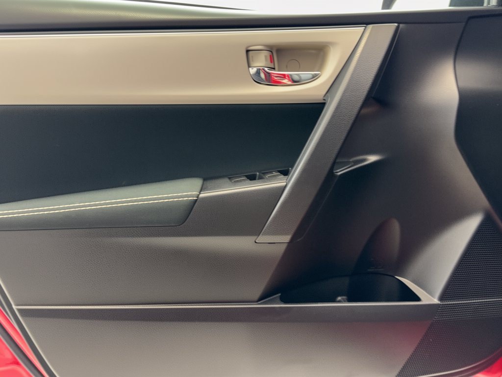 Used 2018 Toyota Corolla LE w/ Carpet Mat Package (TMS) FWD image 14