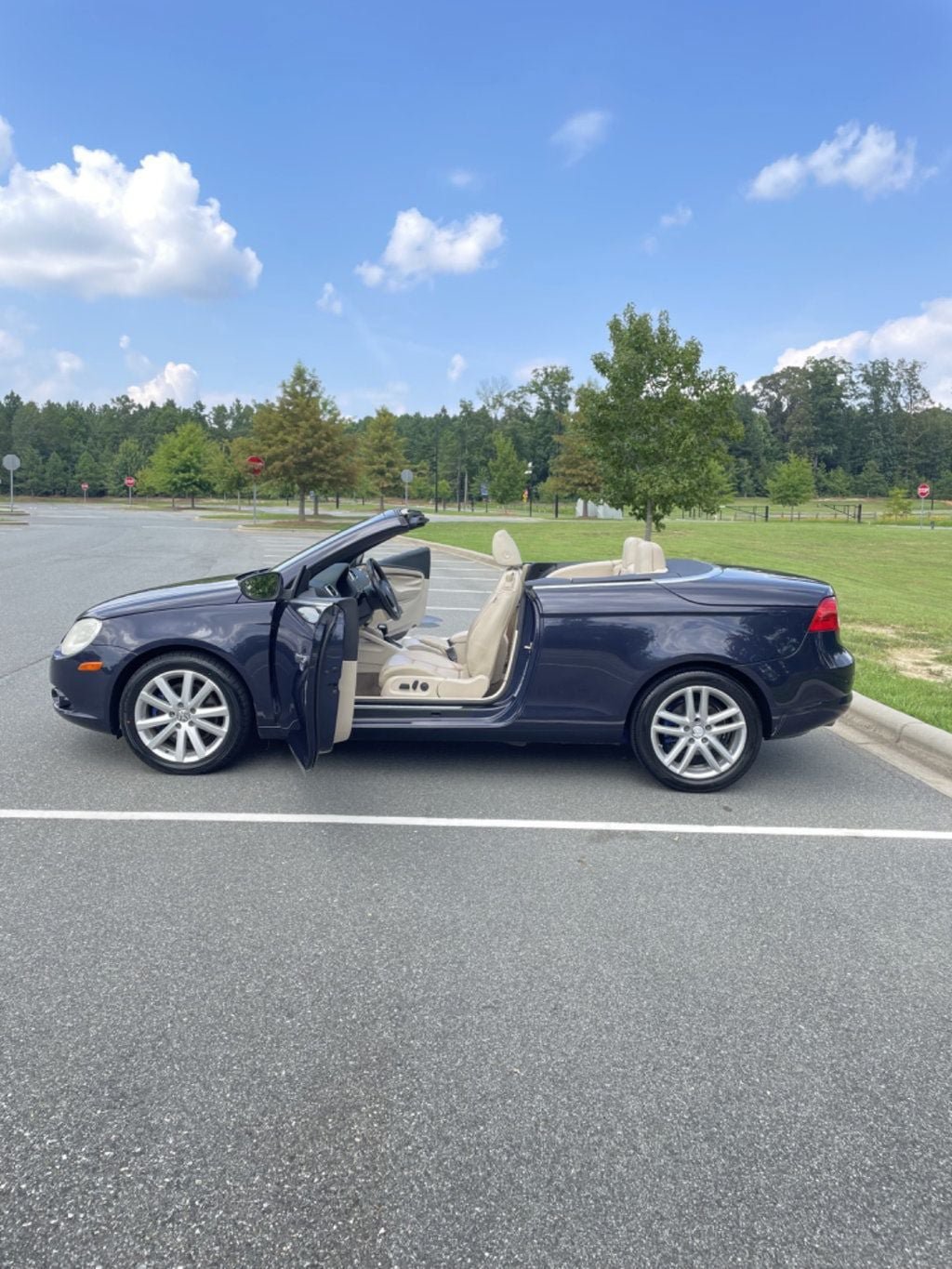 Used 2009 Volkswagen Eos Lux FWD image 2