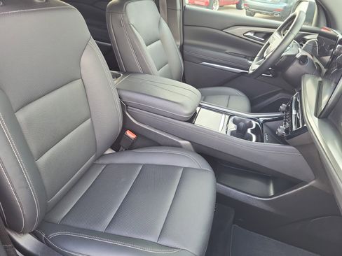 Used 2024 Chevrolet Traverse LT image 10