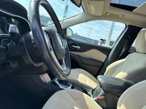 Used 2015 Jeep Cherokee Latitude w/ Comfort/Convenience Group FWD image 22