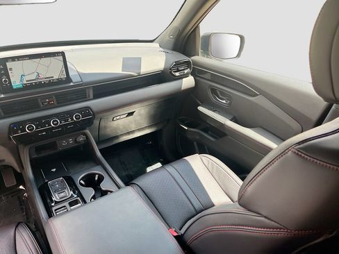 Used 2025 Honda Pilot Black Edition image 25