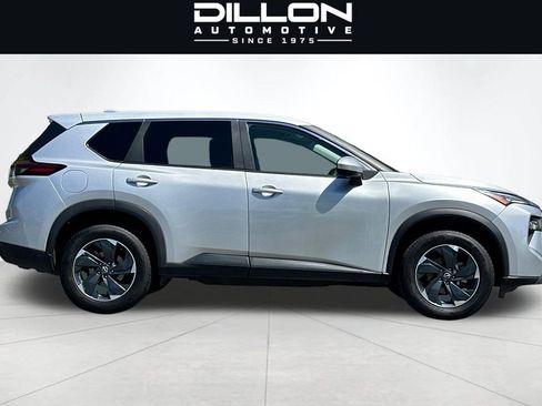 Used 2024 Nissan Rogue SV AWD/4WD image 3