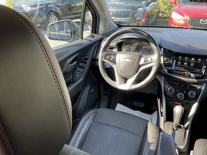 Used 2019 Chevrolet Trax LT w/ Sun & Sound Package AWD/4WD image 17