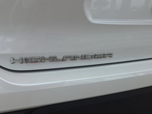 Certified 2024 Toyota Highlander XLE FWD image 34