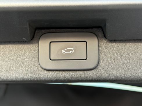 Used 2024 Land Rover Discovery Dynamic SE image 17