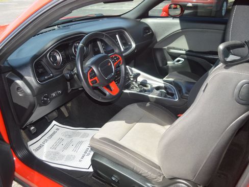 Used 2015 Dodge Challenger SXT w/ Driver Convenience Group RWD image 15