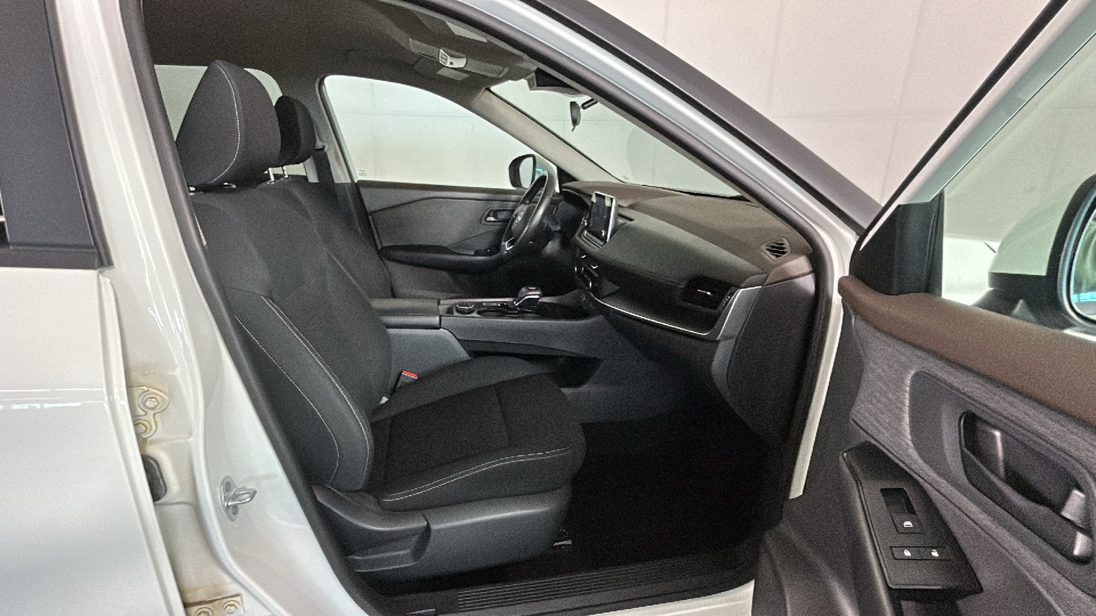Used 2023 Nissan Rogue S AWD/4WD image 36