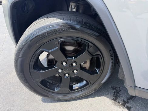 Used 2019 Jeep Grand Cherokee Laredo AWD/4WD image 48