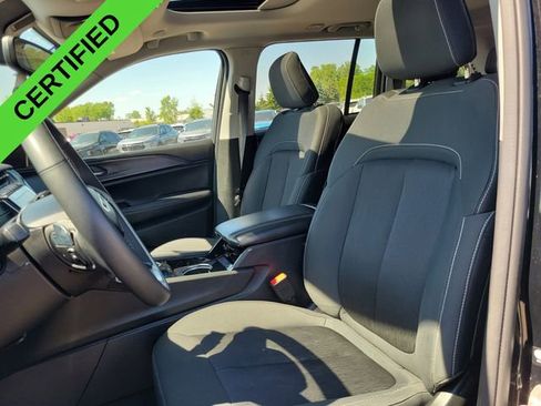 Used 2023 Jeep Grand Cherokee Laredo AWD/4WD image 6
