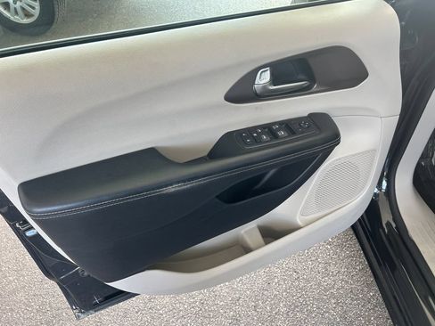 Used 2021 Chrysler Voyager Lxi FWD image 12