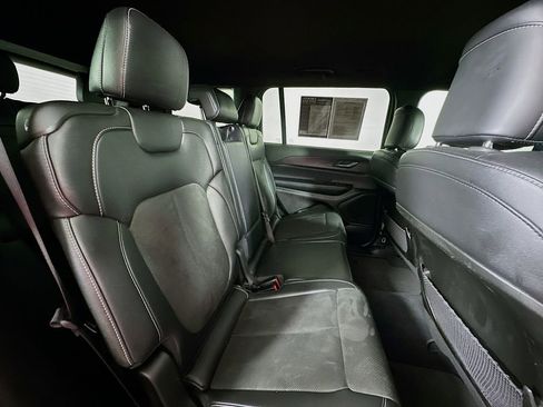 Used 2024 Jeep Grand Cherokee L Laredo image 11