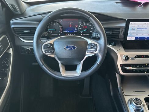 Used 2022 Ford Explorer XLT image 15