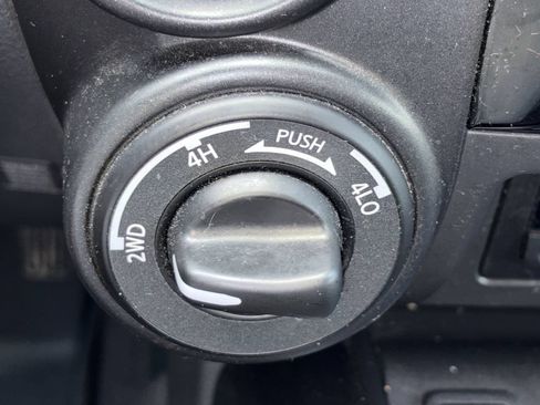 Used 2023 Nissan Titan PRO-4X w/ Pro-4x Convenience Package AWD/4WD image 9