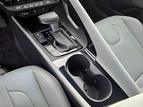 Used 2025 Hyundai Elantra Limited image 20