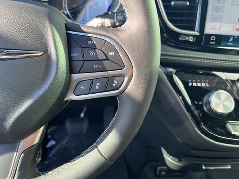 New 2026 Chrysler Pacifica Select image 15