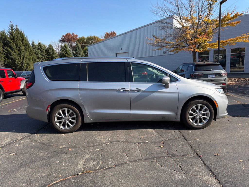 Used 2021 Chrysler Pacifica Touring-L AWD/4WD image 2