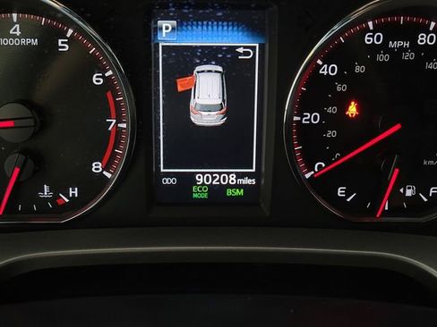 Used 2018 Toyota RAV4 SE w/ Power Extra Value Package FWD image 2