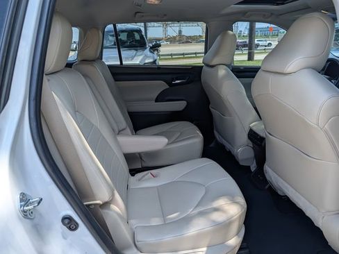 Used 2021 Toyota Highlander XLE AWD/4WD image 32