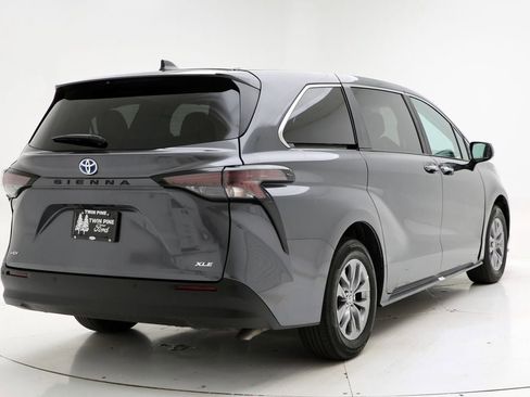 Used 2025 Toyota Sienna XLE FWD image 8