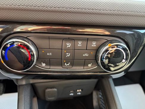 Used 2024 Chevrolet TrailBlazer LT w/ LT Cold Weather Package FWD image 3