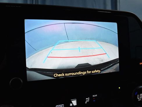 Used 2023 Toyota Highlander XLE AWD/4WD image 11