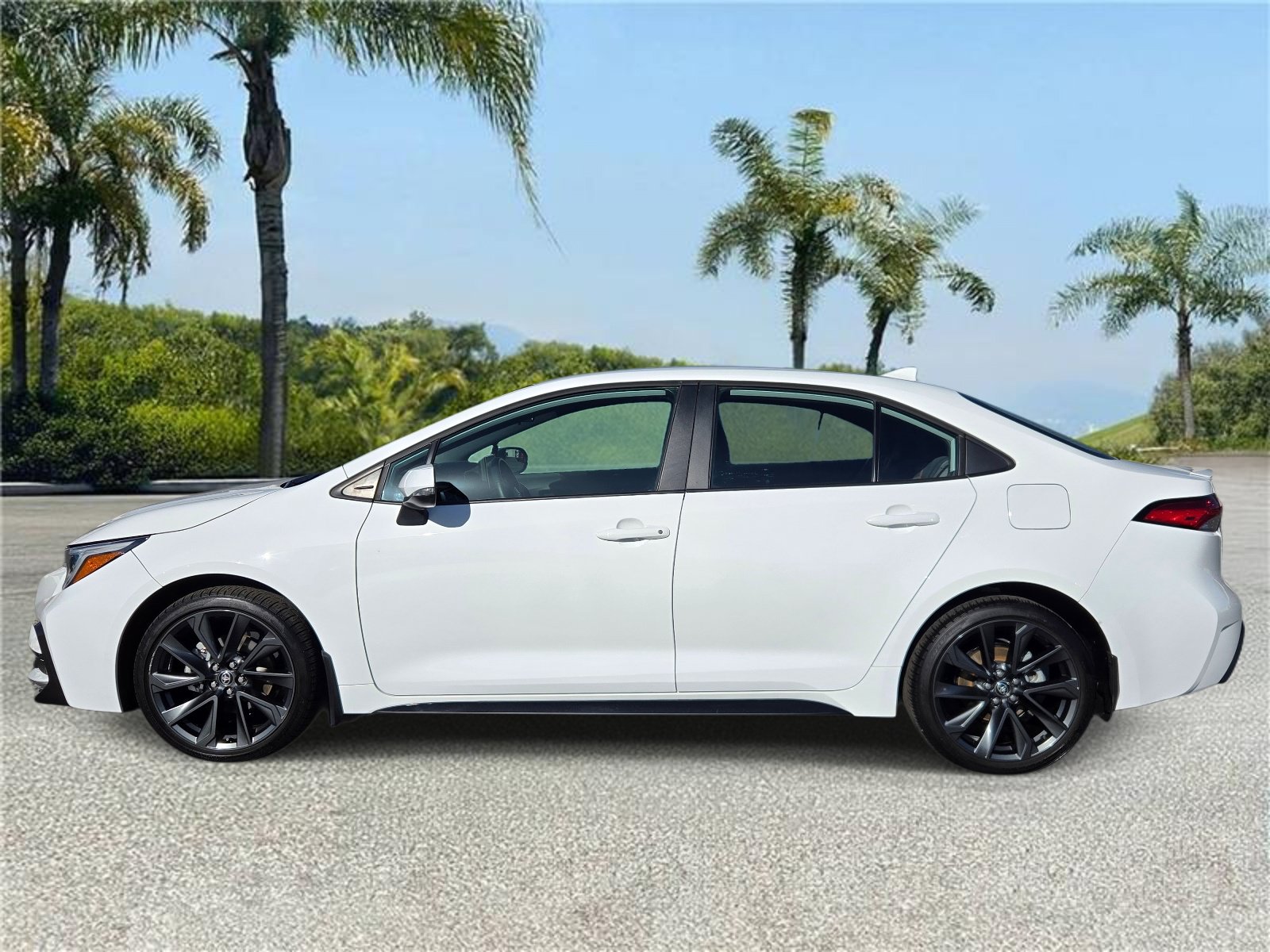 Used 2026 Toyota Corolla SE FWD image 2