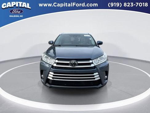 Used 2019 Toyota Highlander XLE image 3