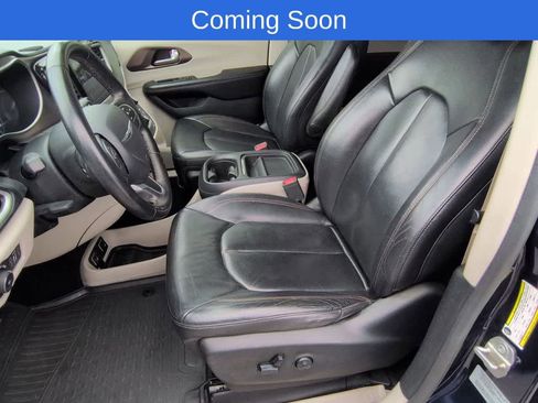 Used 2017 Chrysler Pacifica Touring-L FWD image 16