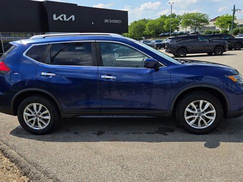 Used 2017 Nissan Rogue SV AWD/4WD image 2