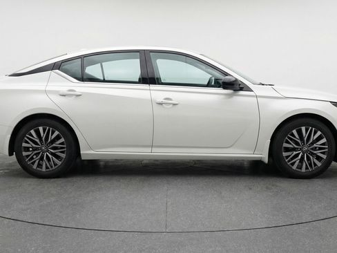 Used 2025 Nissan Altima 2.5 SV image 11